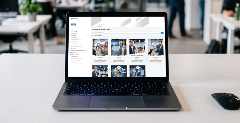 Laptop auf einem Schreibtisch zeigt das Scan2Lead PORTAL mit erfassten Leads in der Web-Oberfläche.