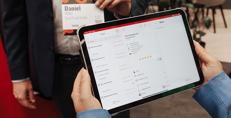 Person hält ein Leih-iPad mit geöffneter Scan2Lead App SMART und der Lead-Ansicht mit Sterne-Bewertung – voller Funktionsumfang auf einem Gerät.
