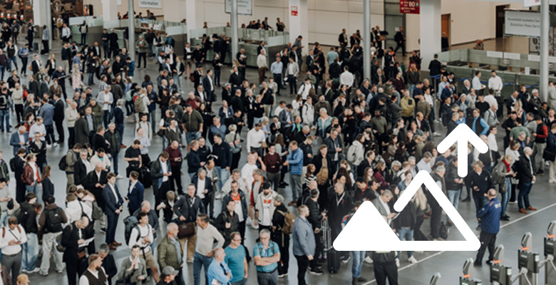 Blick von oben auf eine große, dicht gefüllte Messehalle mit vielen Besuchern – zuverlässige Datenübertragung auch bei hohem Aufkommen.