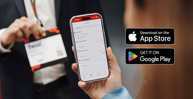 Person nutzt die Scan2Lead App auf dem Smartphone am Messestand; daneben die Download-Hinweise für App Store und Google Play – verfügbar für iOS und Android.