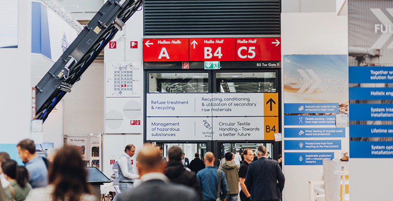 Besucher in einer Messehalle mit Hallen-Wegweisern (A, B4, C5) – Einsatz überall auf dem Messegelände, ganz ohne Internetverbindung.