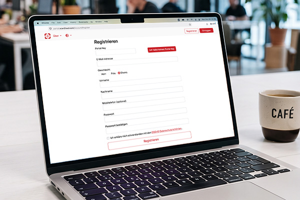 Laptop auf einem Schreibtisch zeigt die Konfigurationsansicht des Scan2Lead PORTALs mit Fragebogen-Feldern – Einrichtung von Zugang, Teams und Lizenzen.