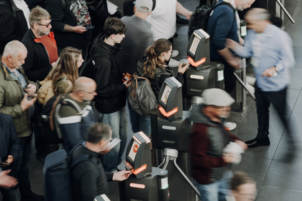 Besucher scannen an Zutrittsterminals ihre Badges beim Einlass zur Messe – technische Einbindung der Registrierungsdaten.