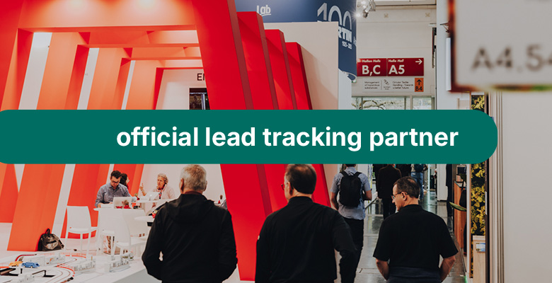 Messebesucher in einer Halle mit Wegweisern, überlagert vom Schriftzug ‚official lead tracking partner'.